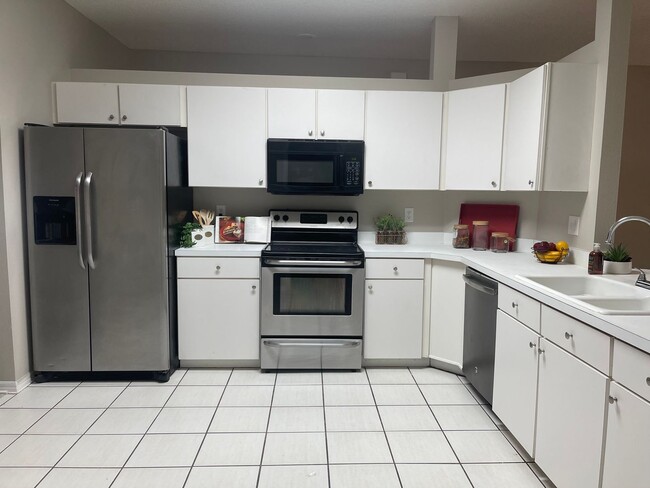 Foto del edificio - MOVE IN MARCH 1      4 Bedroom Valrico home with no carpet and a fenced yard