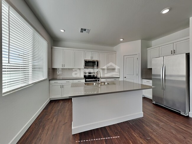 Foto del edificio - 17145 W Golden Ln