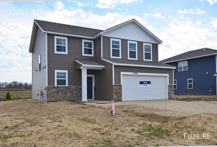 Foto principal - 23465 Ashbury Dr