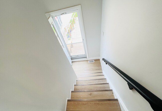 Photo du bâtiment - Main Level-26 Oren Blvd