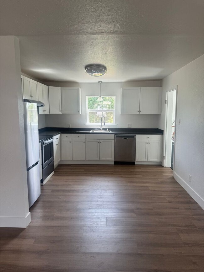 Foto del edificio - NEWLY REMODELED 3 BED/1 BATH IN SOUTH REDDING