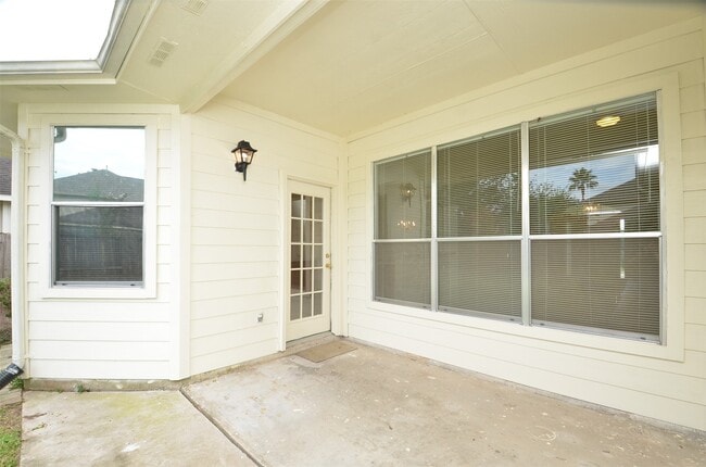 Building Photo - 19714 Fernhaven Dr