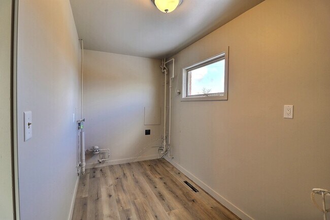 Building Photo - 803 Gross Ave