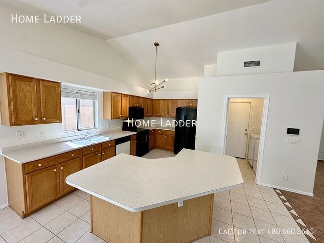 Building Photo - 654 W Country Estates Ave