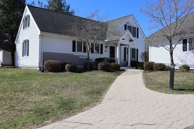 Building Photo - 12 Pinehurst Ln