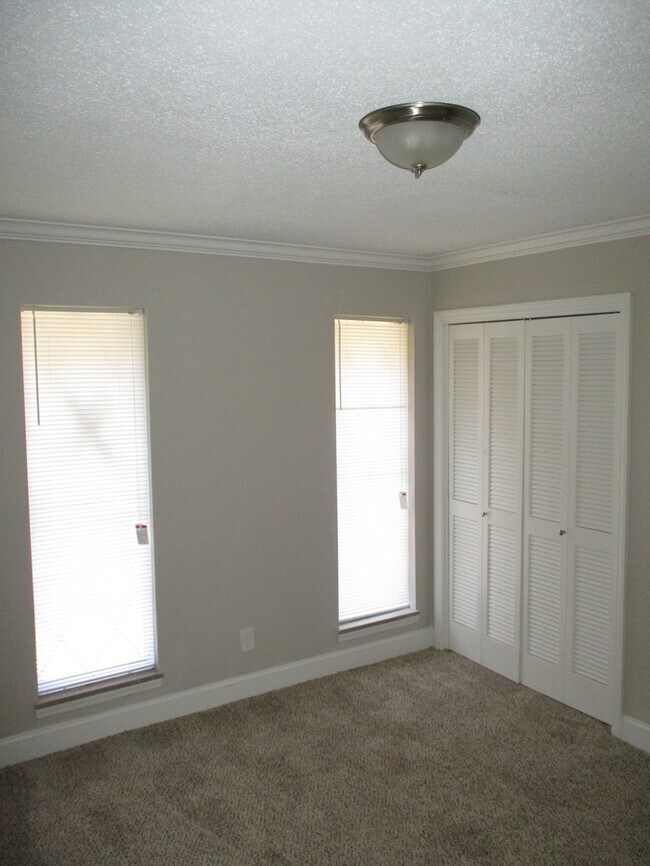 Foto del edificio - 8705 Labette Dr