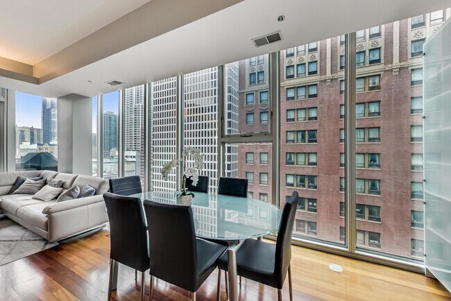 Foto del edificio - 550 N Saint Clair St