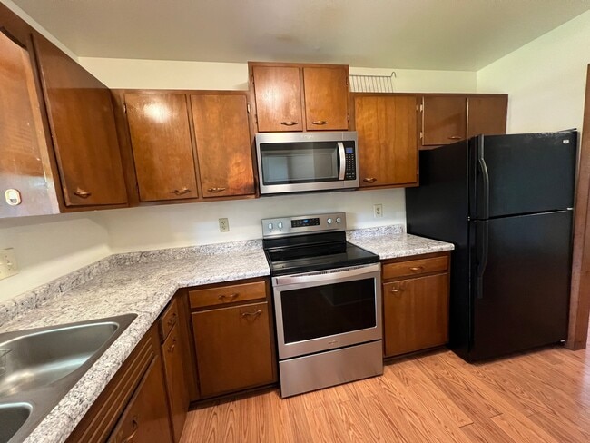 Building Photo - 3 Bedroom home with garage, laundry and fenced yard!