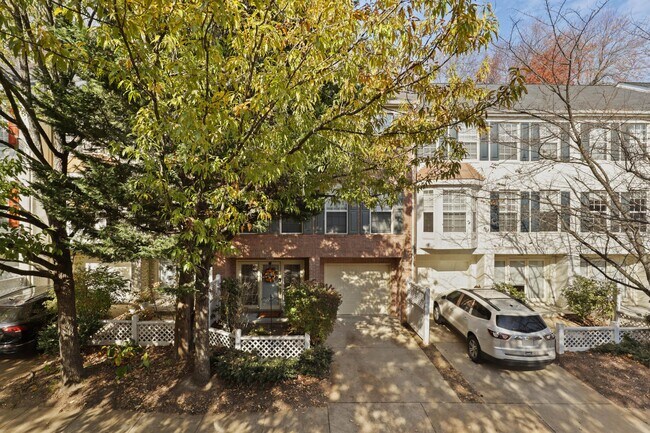 Building Photo - 9428 Colonade Dr