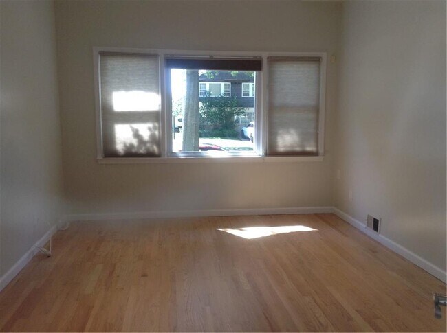 Building Photo - 387 Woolley Ave