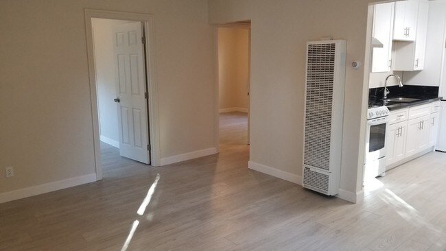 Building Photo - Cute updated 2 bed 1 bath duplex