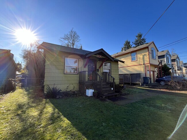 Foto del edificio - Character-Rich Two-Bedroom with Vintage Bath, Ample Storage & Expansive Outdoor Space