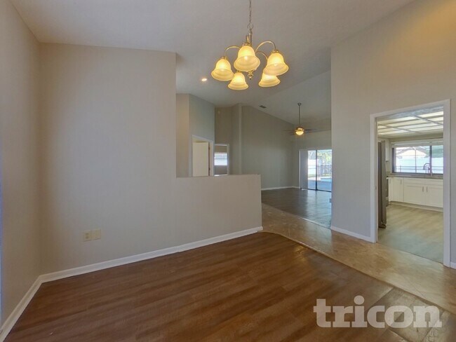 Building Photo - 1808 S Golfview Dr