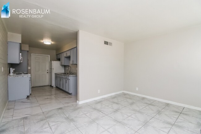 Building Photo - 654 S Mesa Dr