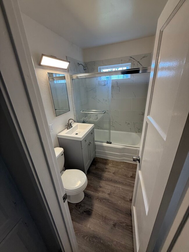 Building Photo - Remodeled 1BR Apartment Steps from Windans...