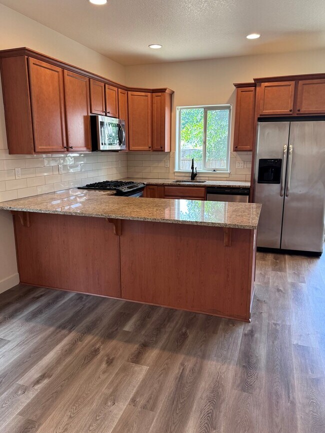 Foto del edificio - Beautiful Home with LVP Flooring, SS Appliances, Garage, W/D, Fenced Yard, LARGE Master & MORE!