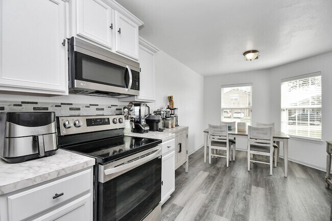 Foto del edificio - 985 Lake View Cir W