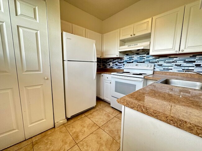 Foto del edificio - 611 Cypress Lake Blvd