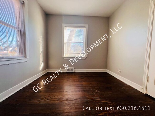 Foto del edificio - *** 4 BDRM - 1.5 BTH / W&D HOOKUPS / HARDW...