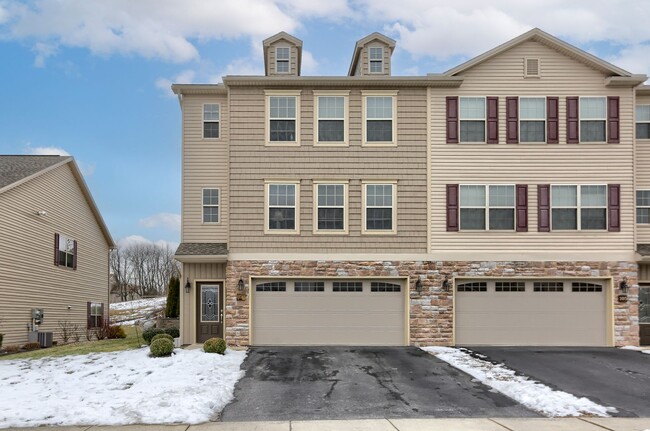 Building Photo - 4 bedroom townhome
