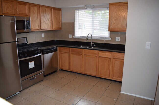 Building Photo - 3 BEDROOM 1 1/2 BATH PRIVATE ENTRY TOWNHOU...