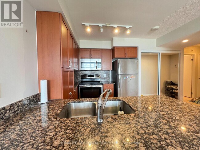 Photo du bâtiment - 830 Lawrence Ave W