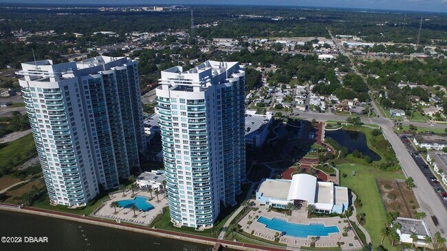 Foto del edificio - 241 Riverside Dr
