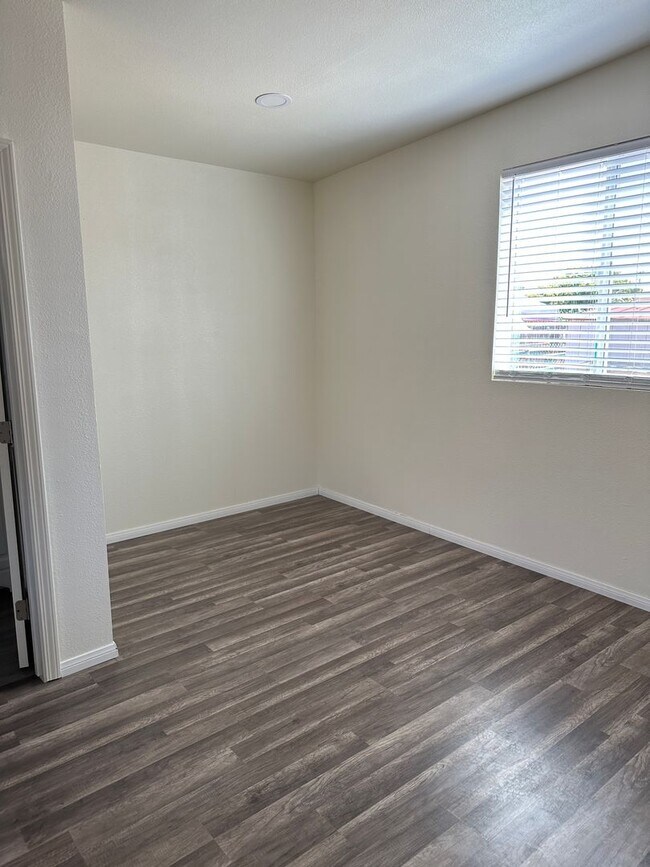 Foto del edificio - 150 Lotus Dr.