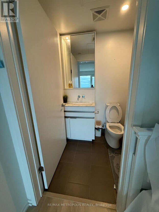 Building Photo - 197 Yonge St