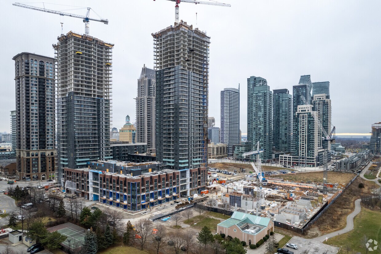 Avia Condo at Parkside Village Apartments 465 Burnhamthorpe Rd W Mississauga, ON