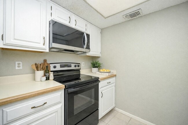 Photo - 2826 S Bartell Dr Apartment