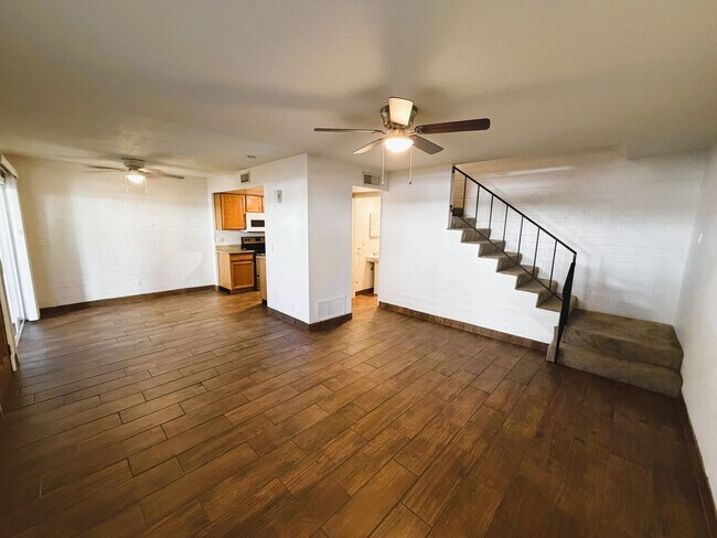 Foto del edificio - 2 bed 1 bath TH - Move in Special $700 off First Months Rent