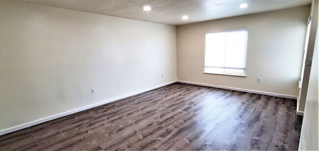 Foto del edificio - 4 bedrooms and 2 full baths.