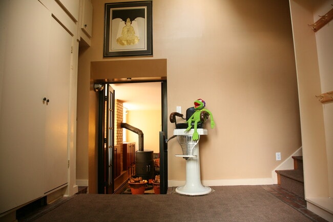 Building Photo - 4 Main St