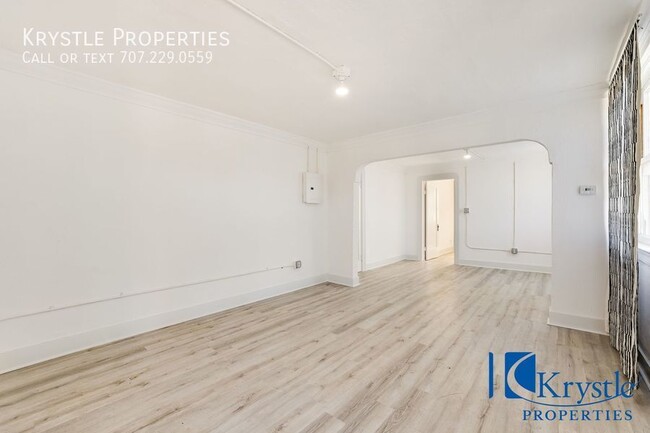 Building Photo - Spacious apartment with large patio