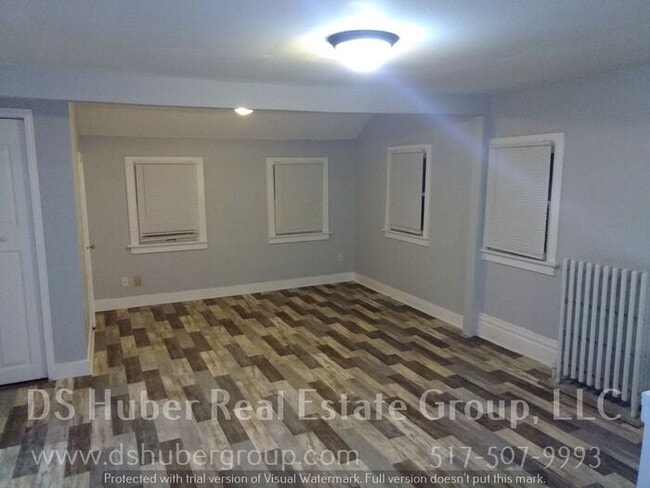 Building Photo - 2 Bedroom Triplex unit