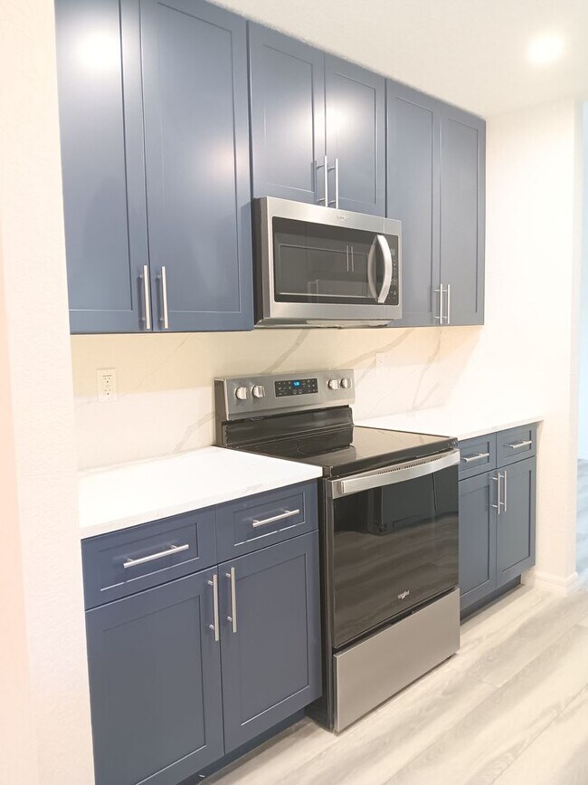 Building Photo - LARGE POOL HOME IN DESIRED COMMUNITY!!