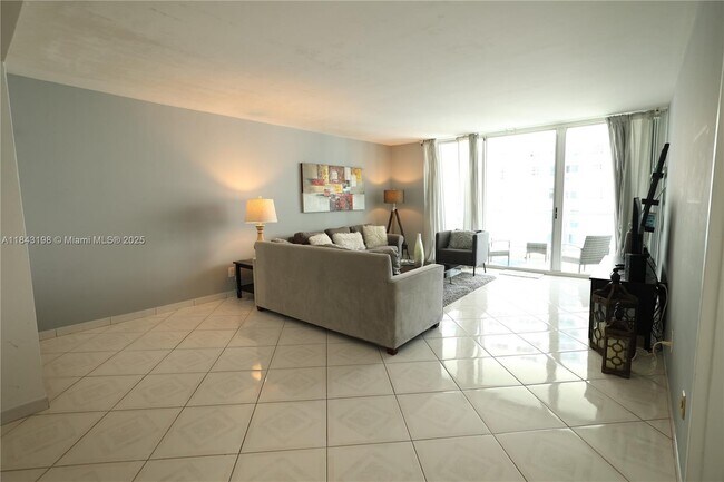 Foto del edificio - 5151 Collins Ave