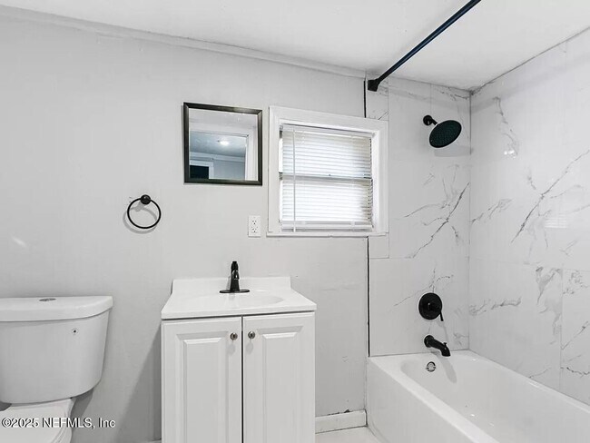 Foto del edificio - 1424 E 25th St