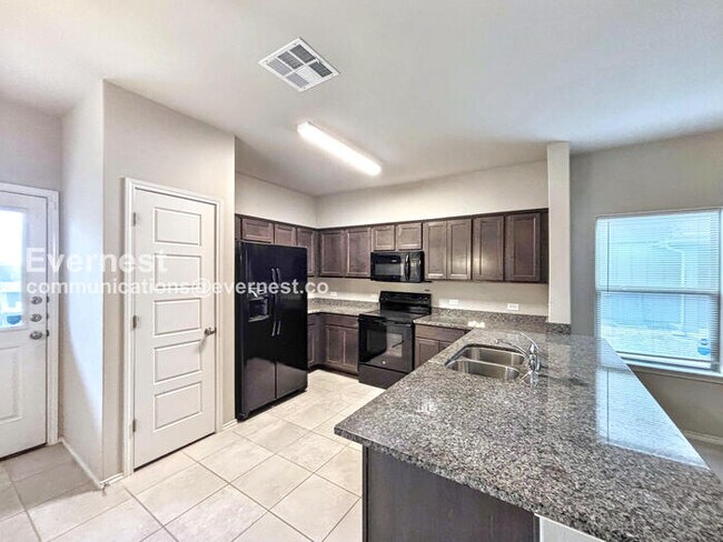 Building Photo - 3-Bed, 2-Bath Townhome with Fenced Yard & Garage / Pet-Friendly / Available Now!