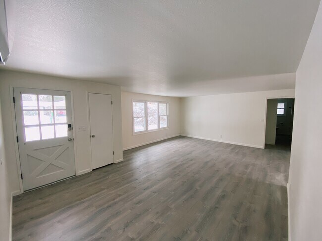 Living - 6160 SW Shannon Ct