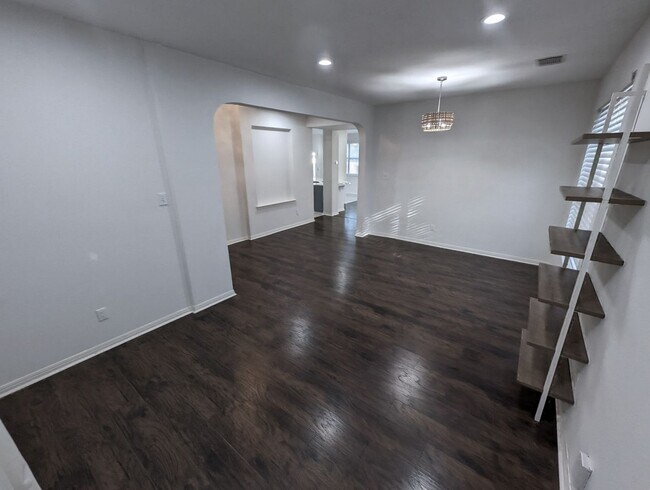 Building Photo - Upgraded Home, Amazing Location!