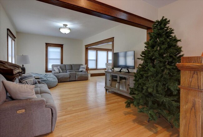 Foto del edificio - Single Family Home - 4+ Bedroom | 2 Bath