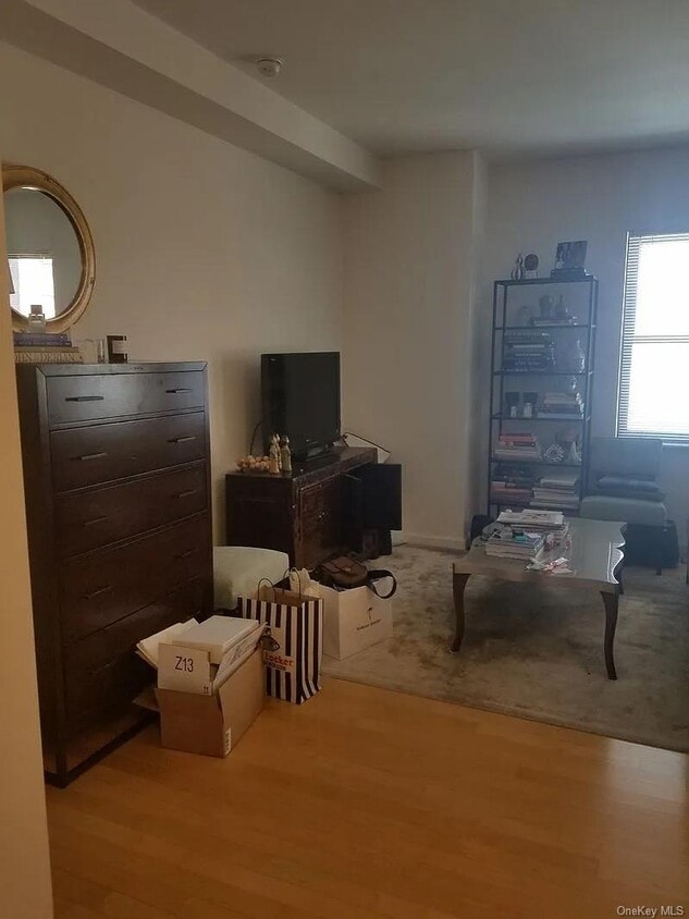 Primary Photo - 20 West St