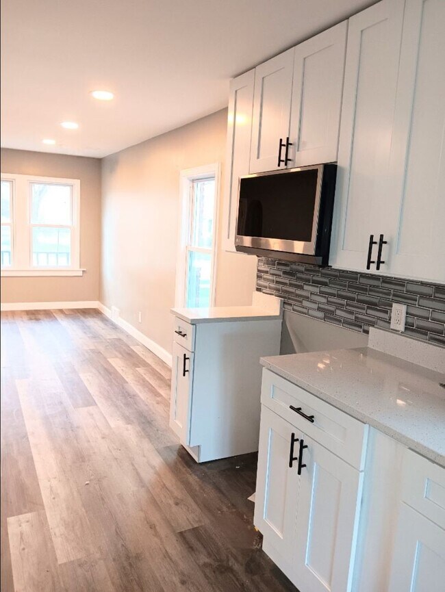 Foto del edificio - Spacious 4-Bedroom Home with Modern Upgrades