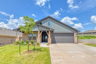 Building Photo - 2804 S Bowling Dr