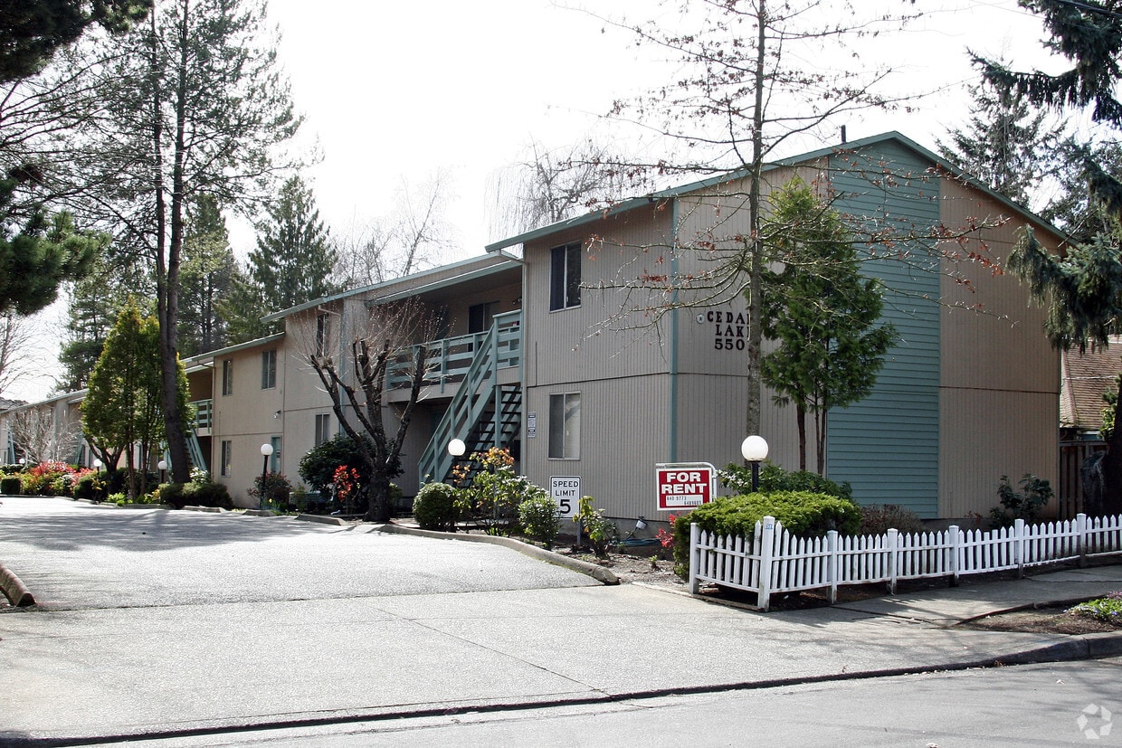 Building Photo - 550 SE Cedar St
