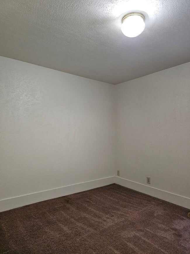 Building Photo - Large Home in Heart of BG