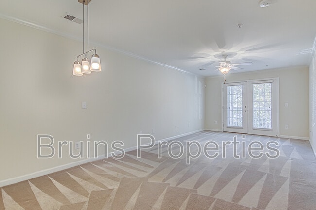 Foto del edificio - 7104 W Friendly Ave