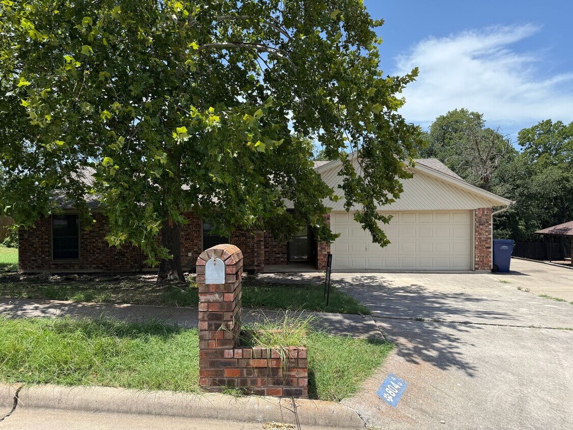 Foto del edificio - NEW IN MANAGEMENT - COMING SOON!